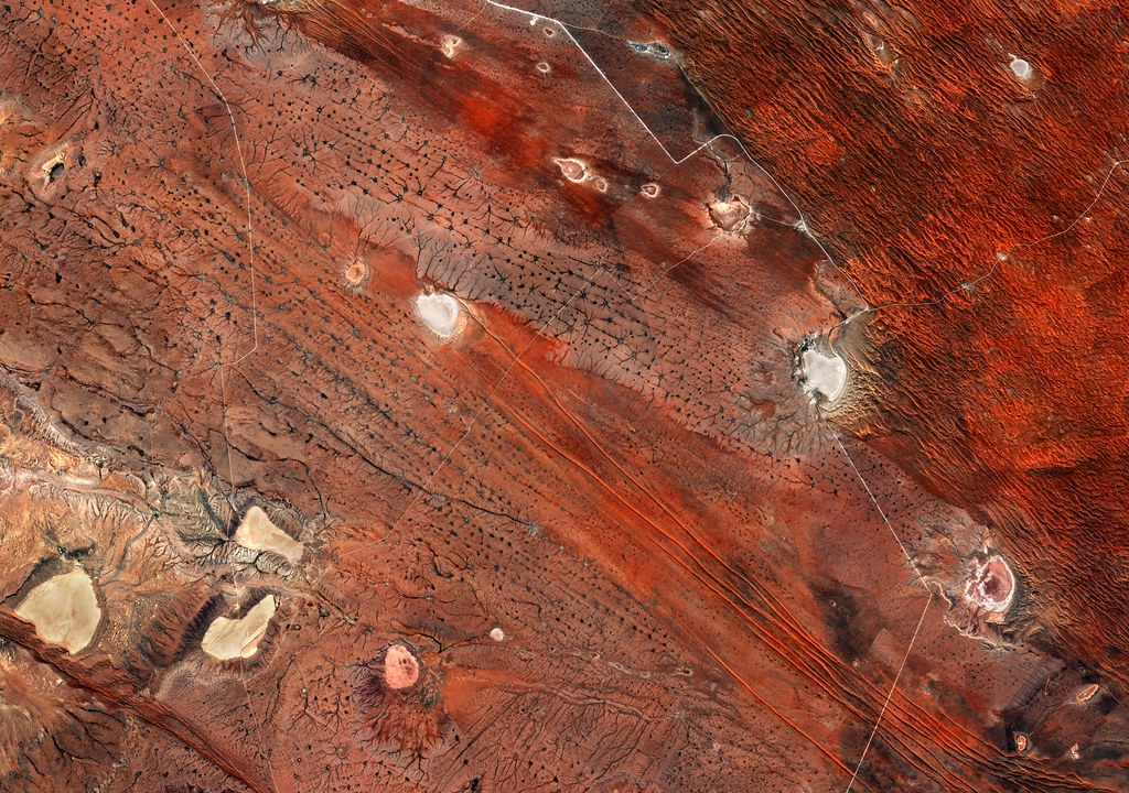 Kalahari Landschaft als Kulisse für Lodge oder Camping in Namibia